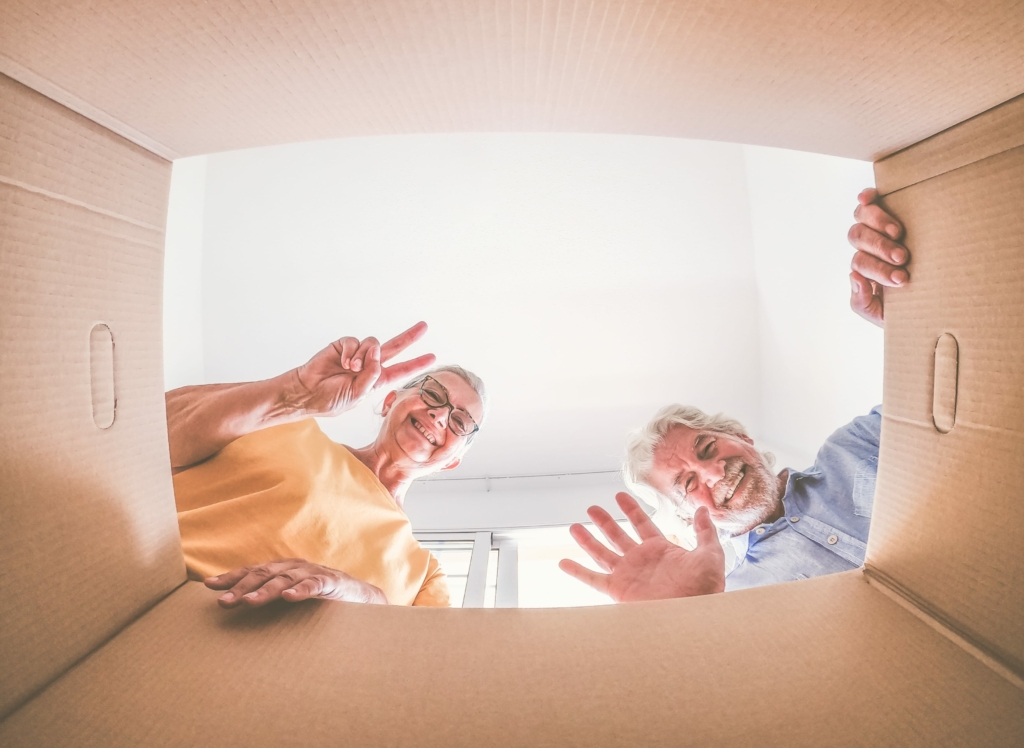 Deux séniors qui viennent de déménager grâce à l'aide financière