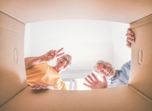 Deux séniors qui viennent de déménager grâce à l'aide financière